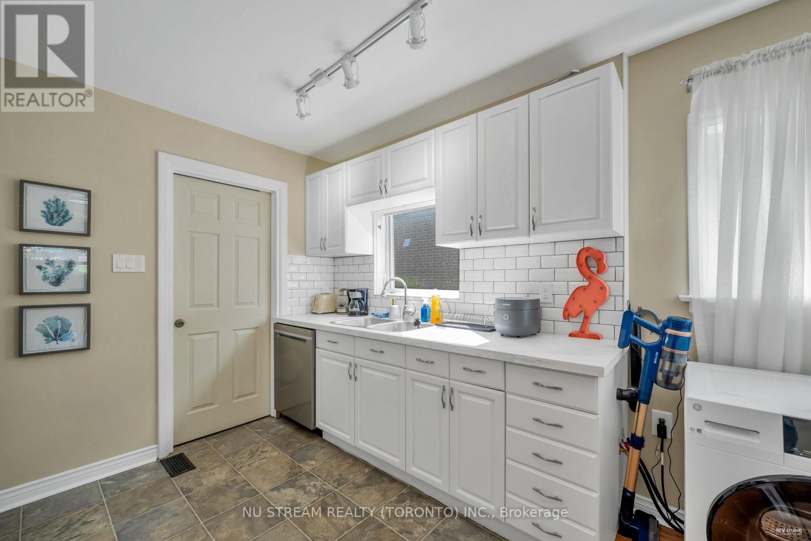 Main Floor - 5 Highvale Road, Toronto, Ontario  M1L 3R2 - Photo 11 - E13147266
