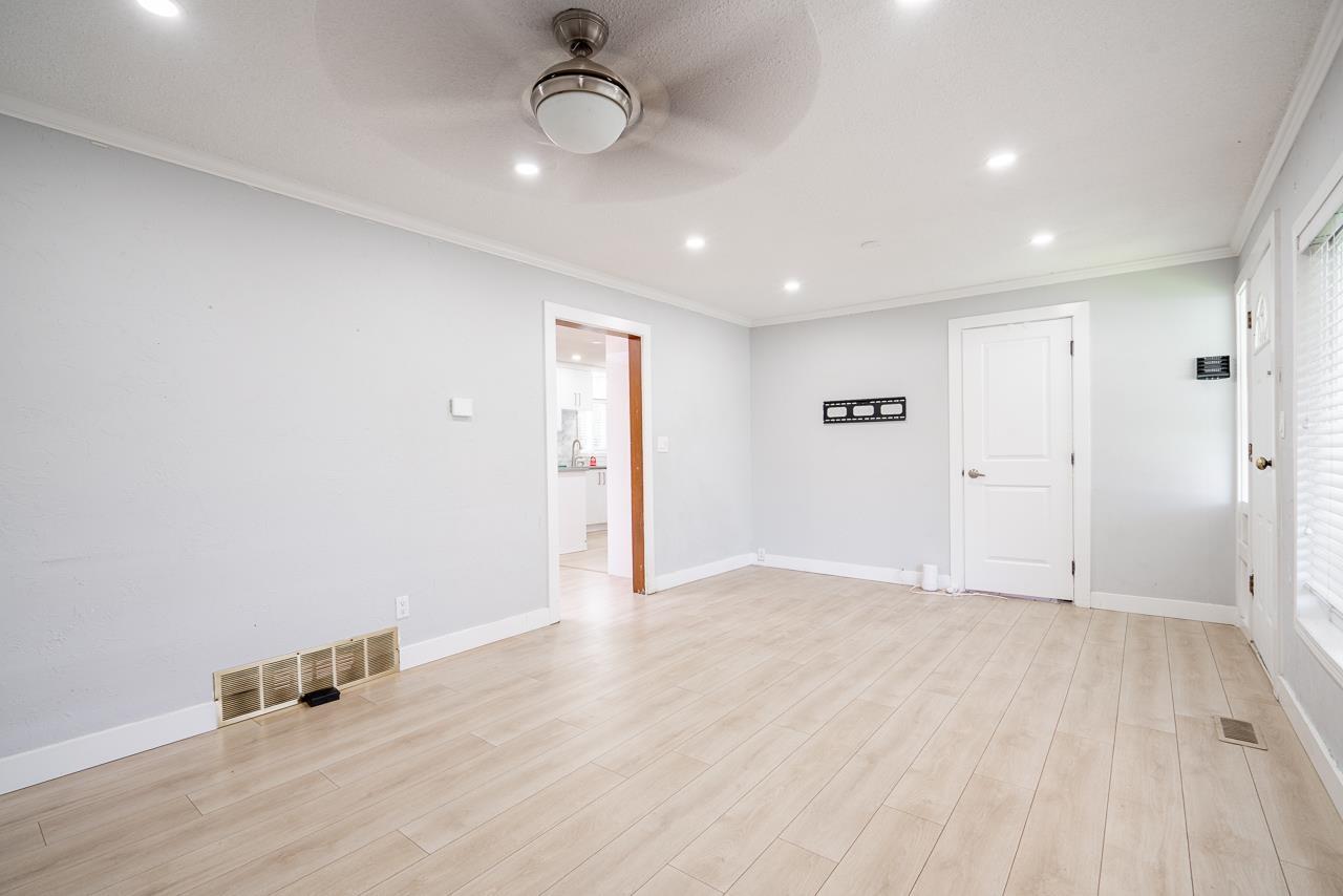 13450 65a Avenue, Surrey, British Columbia  V3W 1Z6 - Photo 5 - R3125488