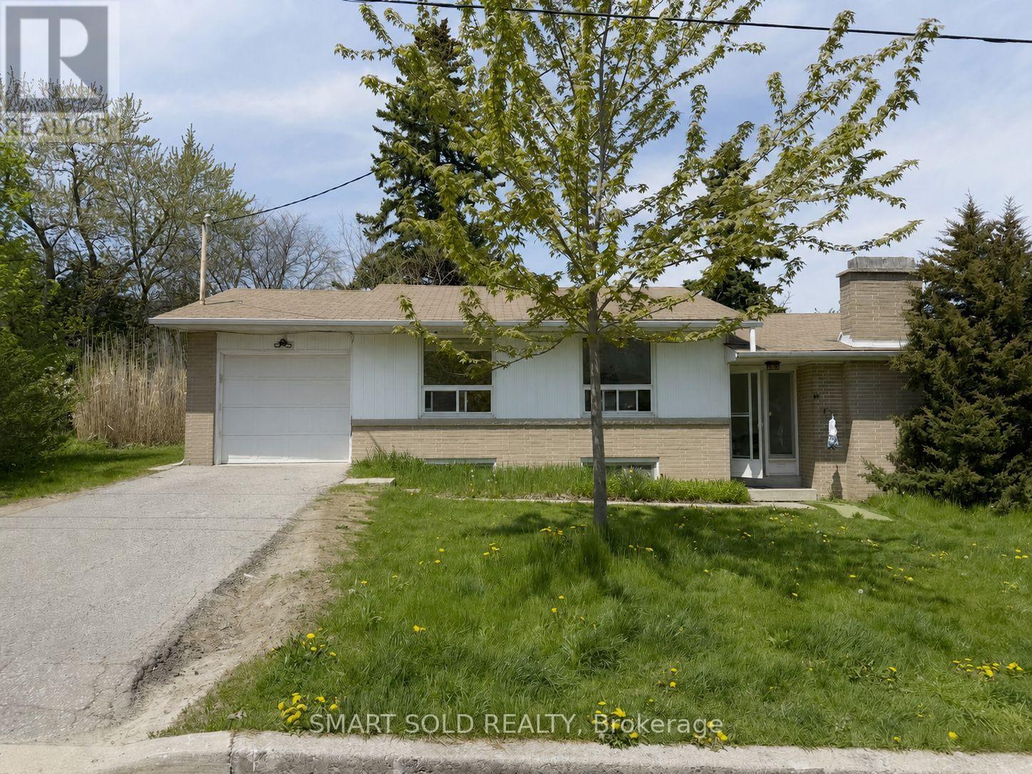 <div class="slider-price">$1,190,000</div><p>30 Caswell Drive, Toronto, Ontario</p>