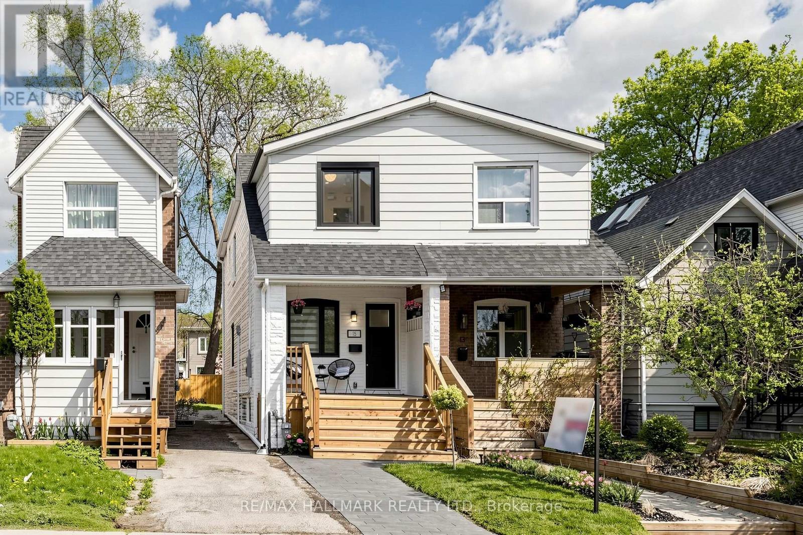 <div class="slider-price">$898,000</div><p>15 Eastdale Avenue, Toronto, Ontario</p>