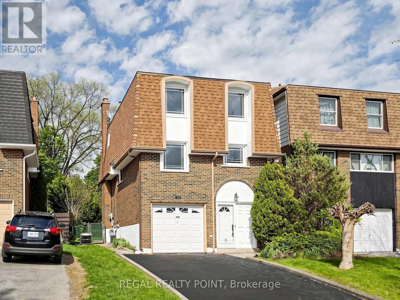 <div class="slider-price">$1,118,000</div><p>116 Loganberry Crescent, Toronto, Ontario</p>