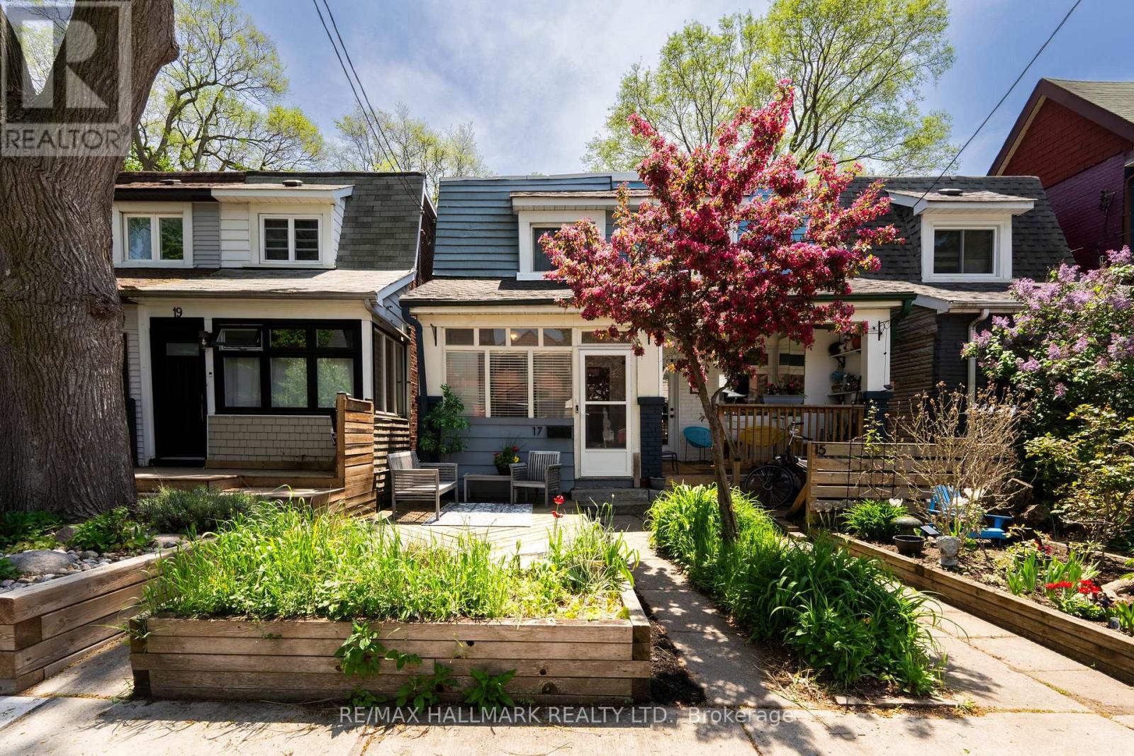 <div class="slider-price">$699,000</div><p>17 Mountalan Avenue, Toronto, Ontario</p>