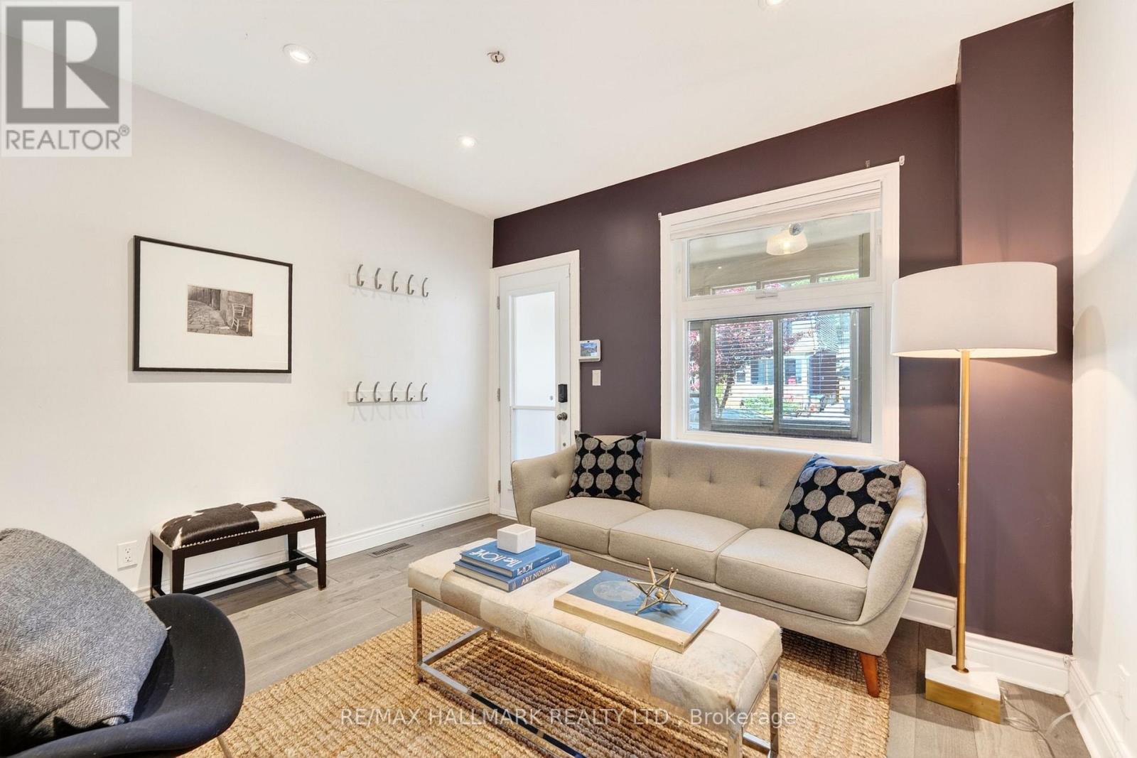 17 Mountalan Avenue, Toronto, Ontario  M4J 1H3 - Photo 11 - E13147388