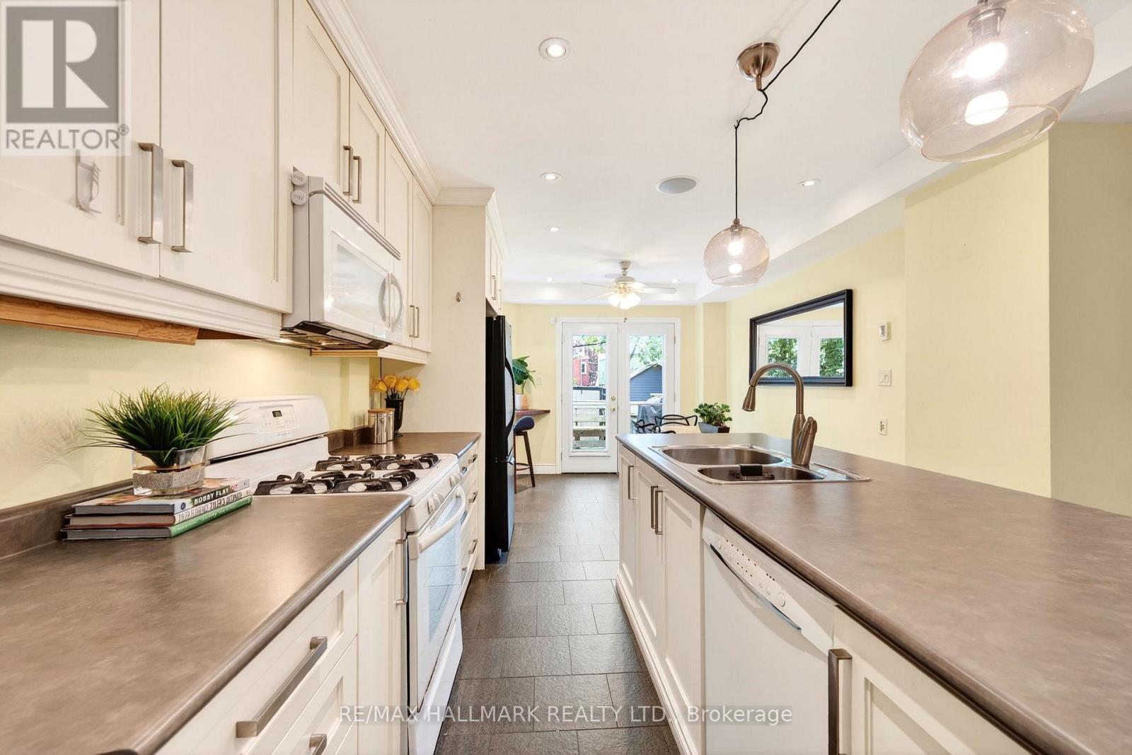 17 Mountalan Avenue, Toronto, Ontario  M4J 1H3 - Photo 15 - E13147388