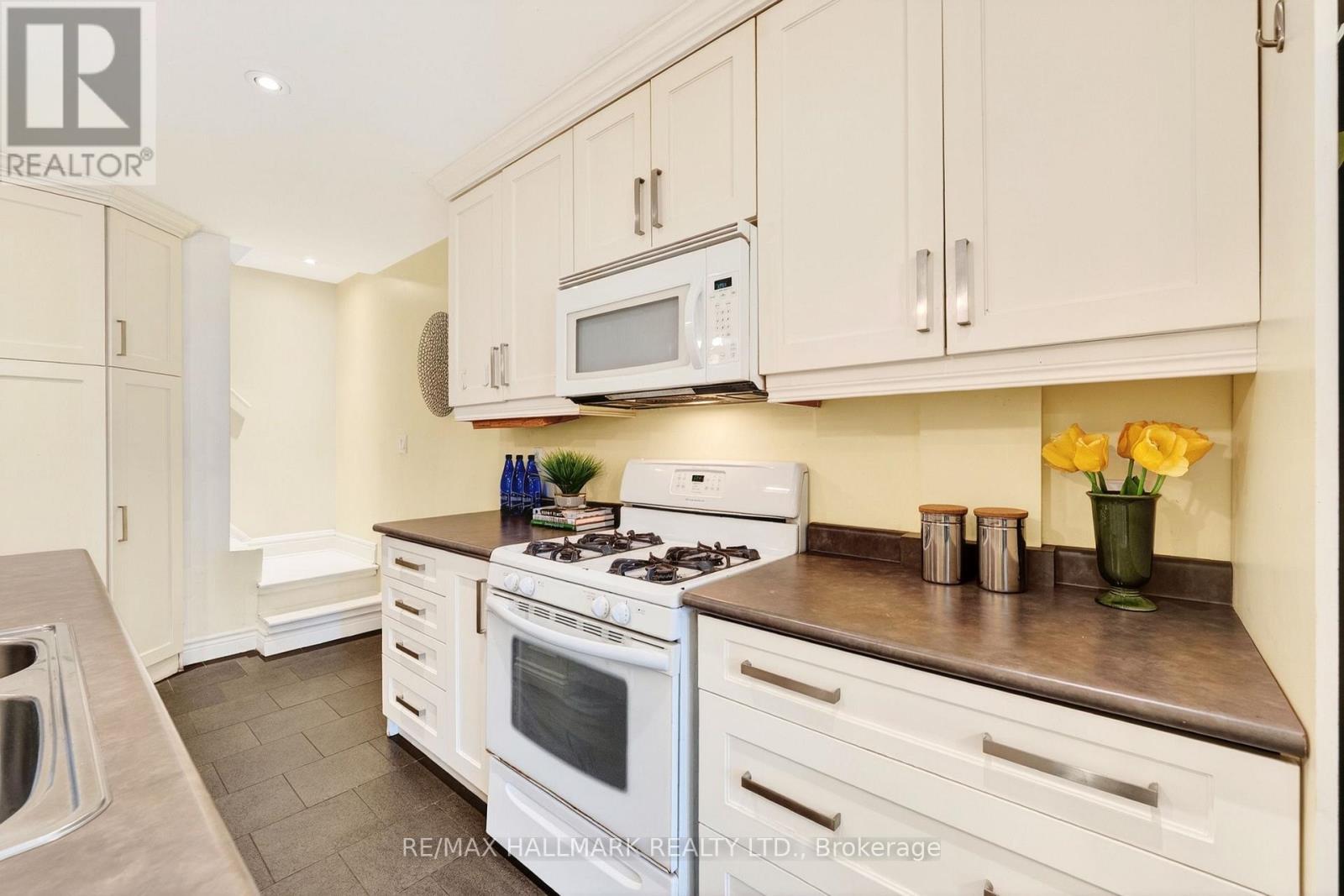 17 Mountalan Avenue, Toronto, Ontario  M4J 1H3 - Photo 16 - E13147388