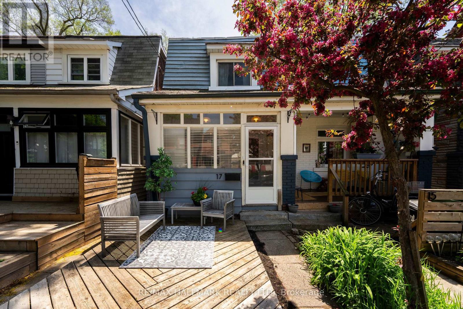 17 Mountalan Avenue, Toronto, Ontario  M4J 1H3 - Photo 2 - E13147388
