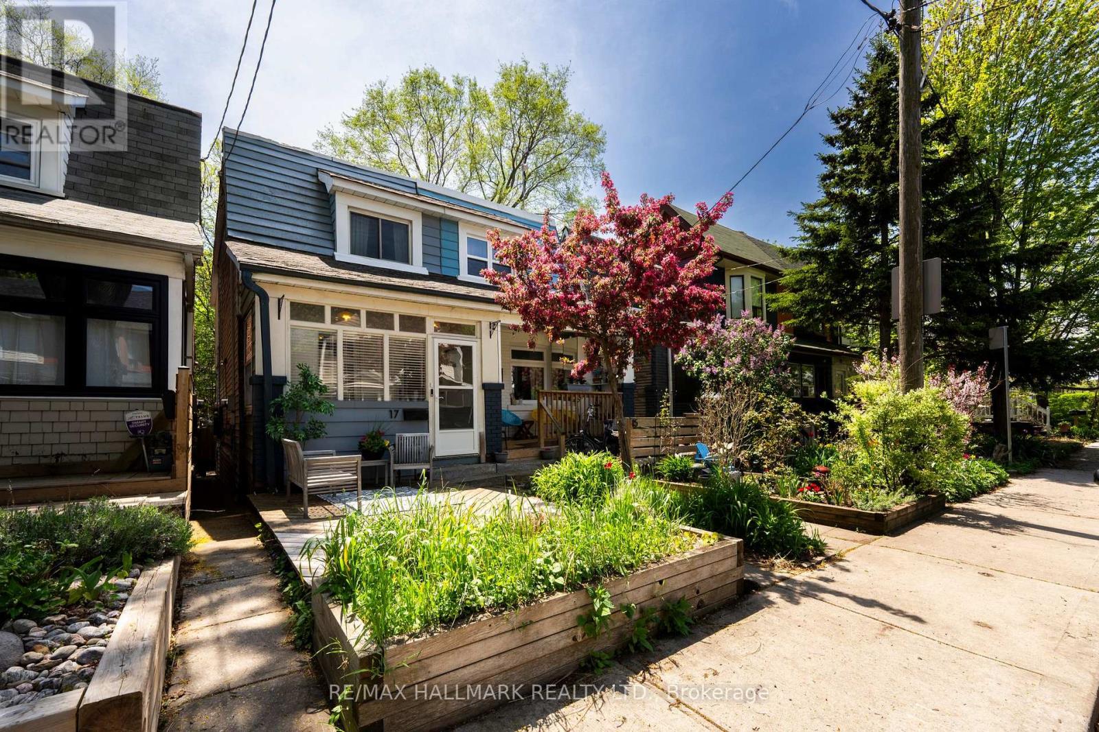 17 Mountalan Avenue, Toronto, Ontario  M4J 1H3 - Photo 3 - E13147388