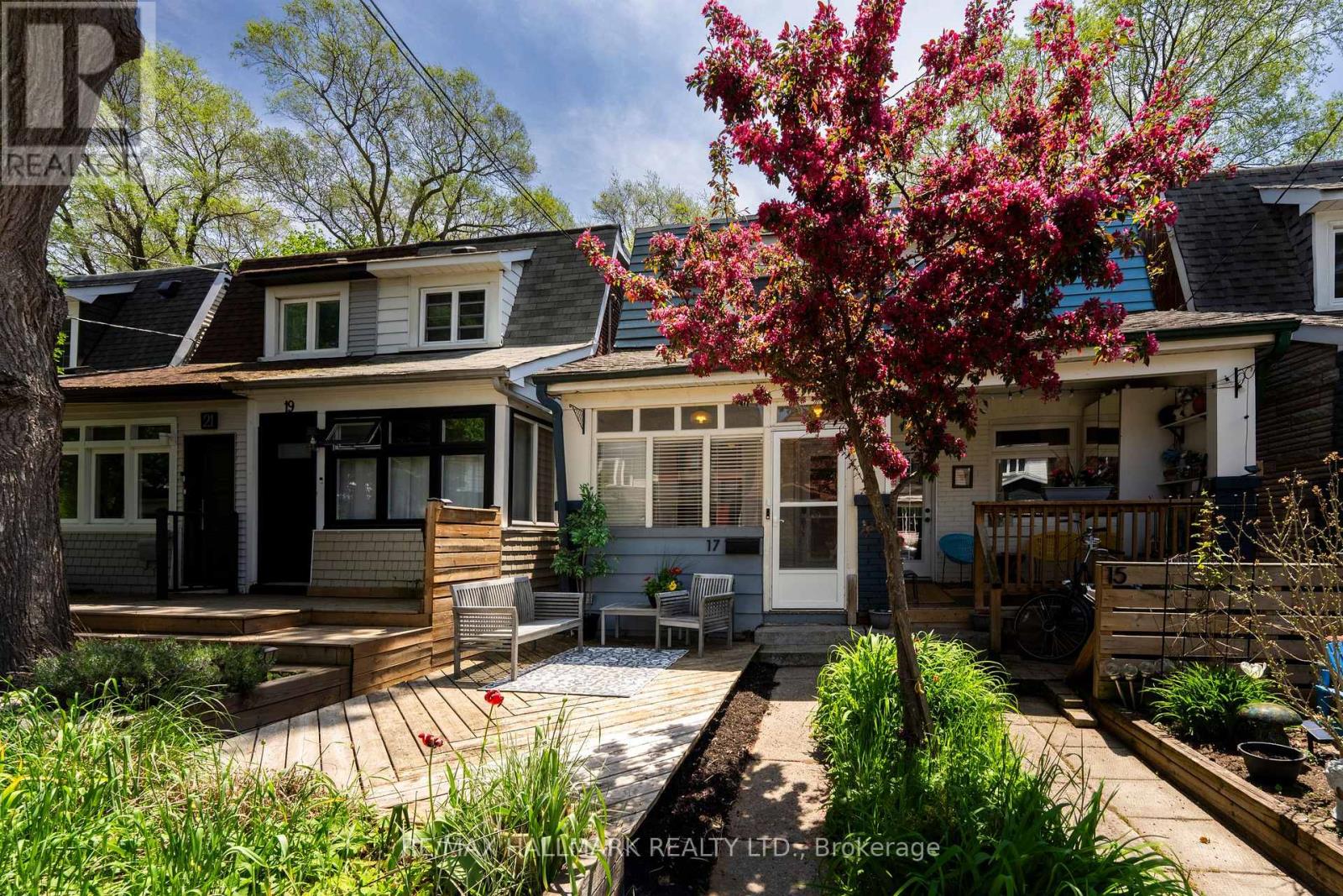 17 Mountalan Avenue, Toronto, Ontario  M4J 1H3 - Photo 4 - E13147388