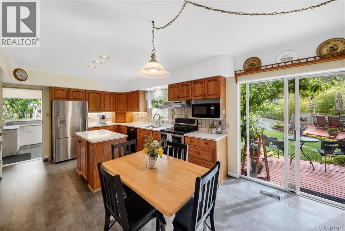 1567 Athlone Dr, Saanich, British Columbia  V8P 2T2 - Photo 21 - 1037422
