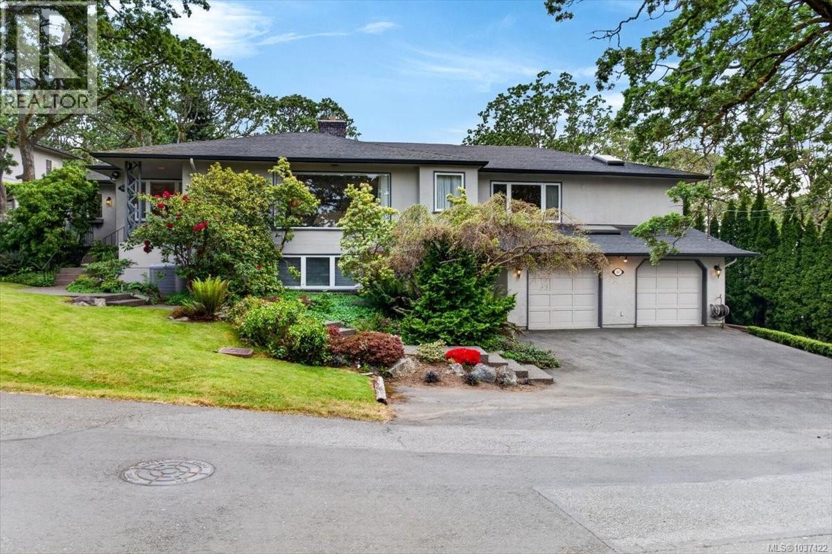 1567 Athlone Dr, Saanich, British Columbia  V8P 2T2 - Photo 1 - 1037422
