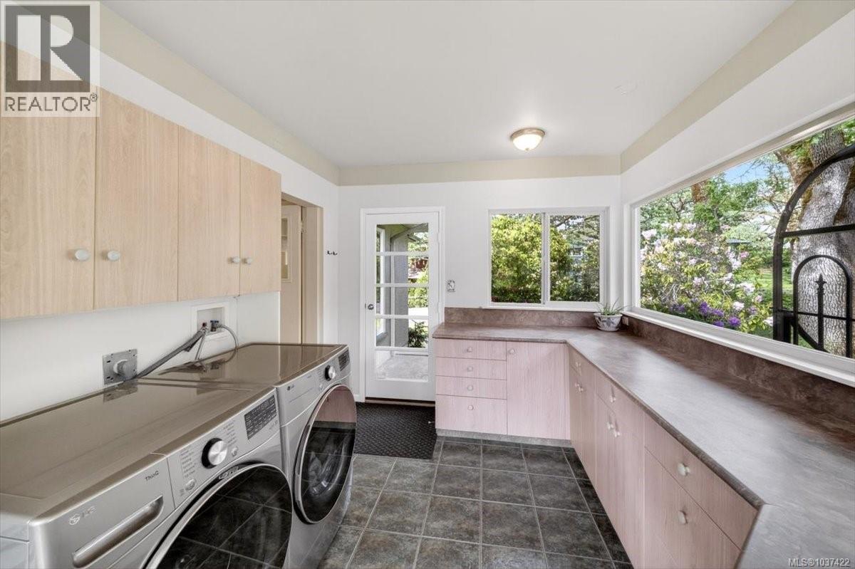 1567 Athlone Dr, Saanich, British Columbia  V8P 2T2 - Photo 33 - 1037422