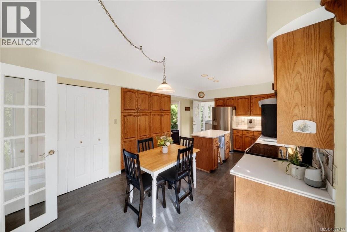 1567 Athlone Dr, Saanich, British Columbia  V8P 2T2 - Photo 25 - 1037422