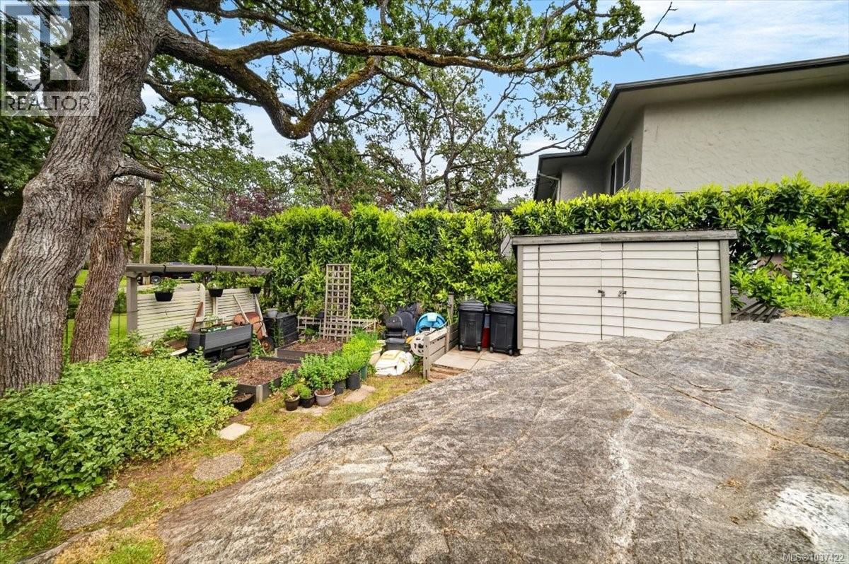 1567 Athlone Dr, Saanich, British Columbia  V8P 2T2 - Photo 54 - 1037422