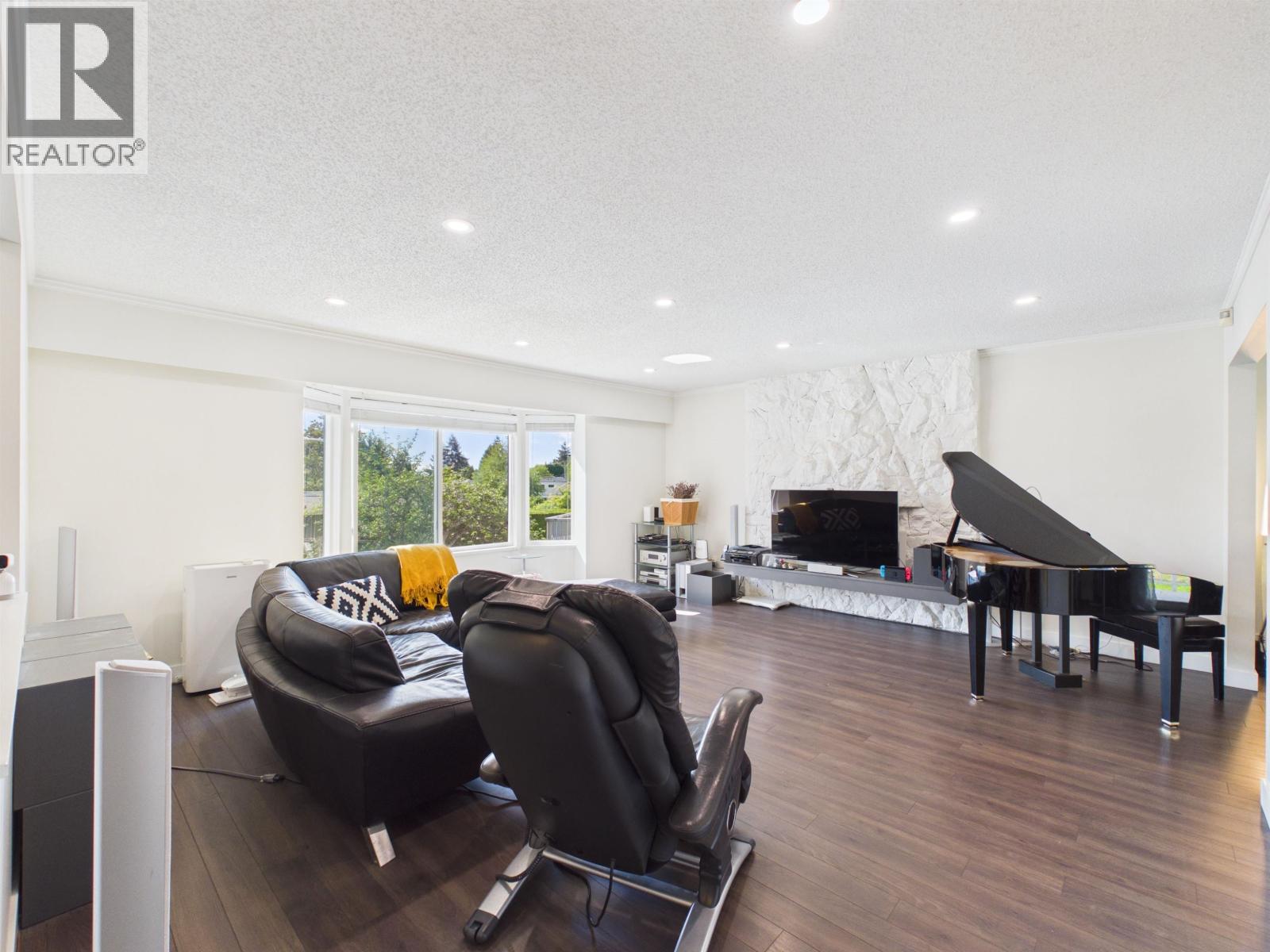 1108 Marsden Court, Burnaby, British Columbia  V5A 3N3 - Photo 4 - R3125427