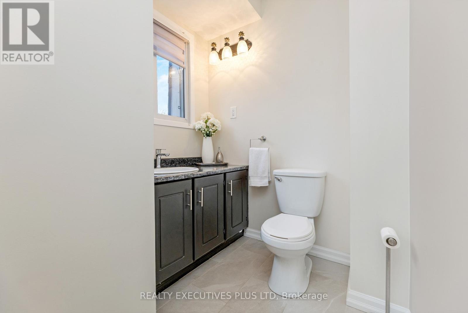 25 Graham Court, Whitby, Ontario  L1N 6E1 - Photo 8 - E13066884