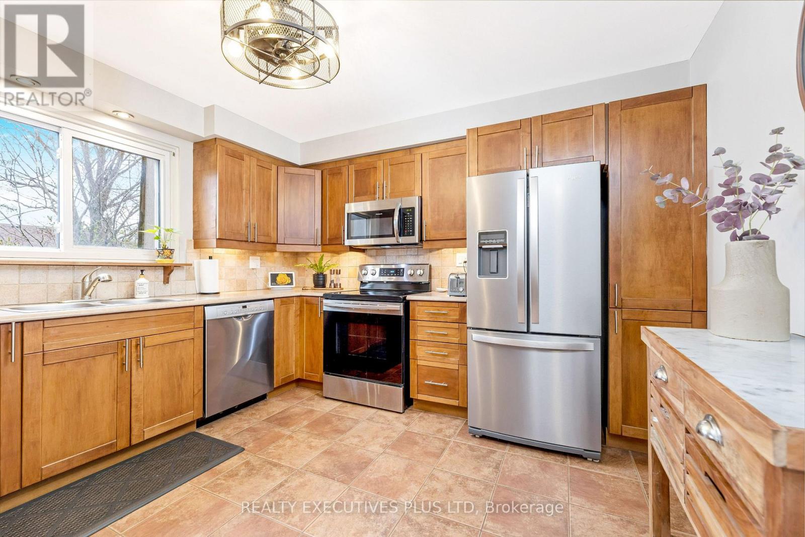 25 GRAHAM COURT, Whitby, Ontario
