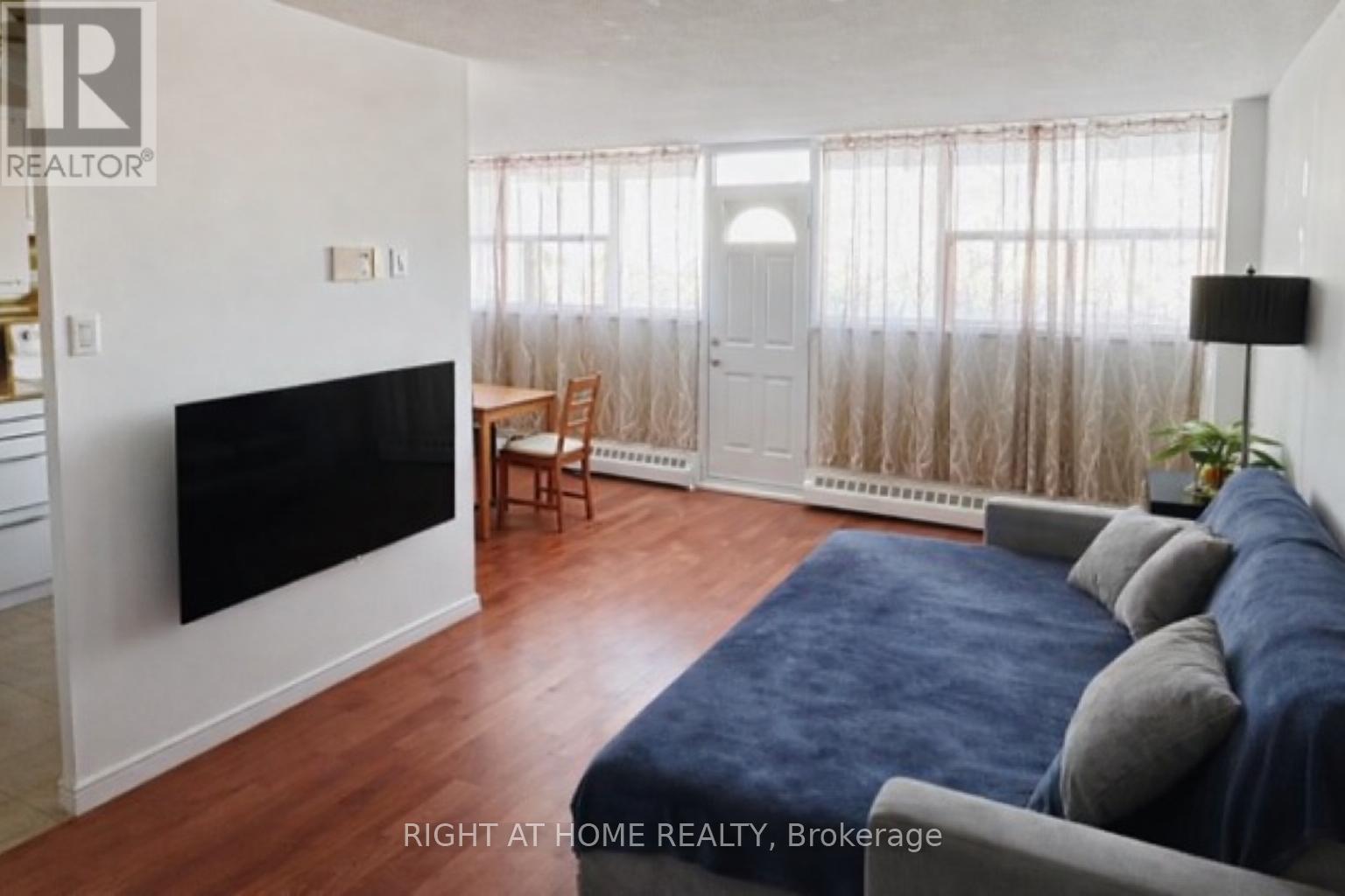 207 - 215 Glenridge Avenue, St. Catharines, Ontario L2T 3J7 - Photo 3 - X12781648