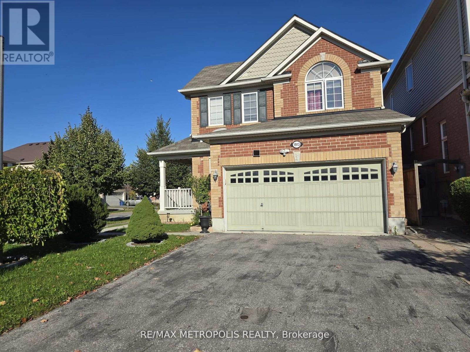 1913 Liatris Drive, Pickering, Ontario L1X 0A7 - Photo 2 - E13147440