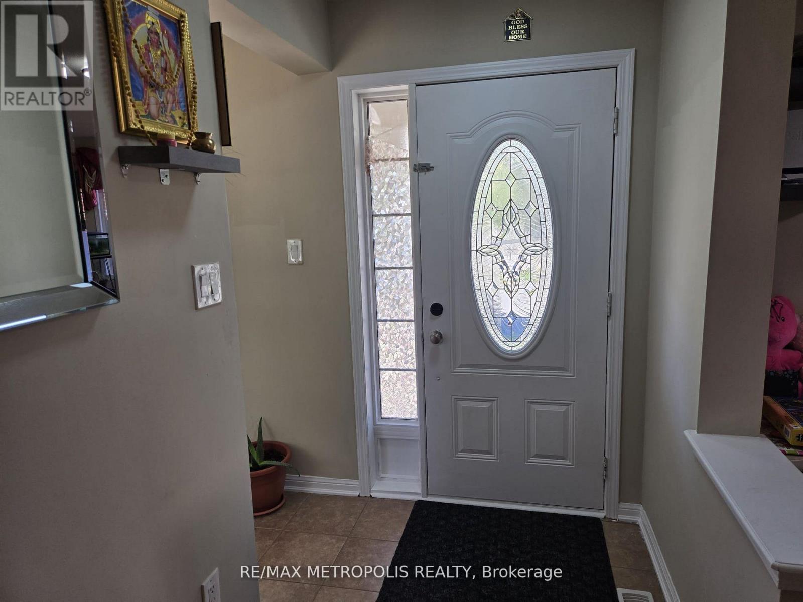 1913 Liatris Drive, Pickering, Ontario L1X 0A7 - Photo 4 - E13147440