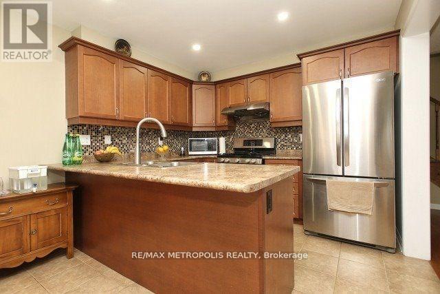 1913 Liatris Drive, Pickering, Ontario L1X 0A7 - Photo 6 - E13147440