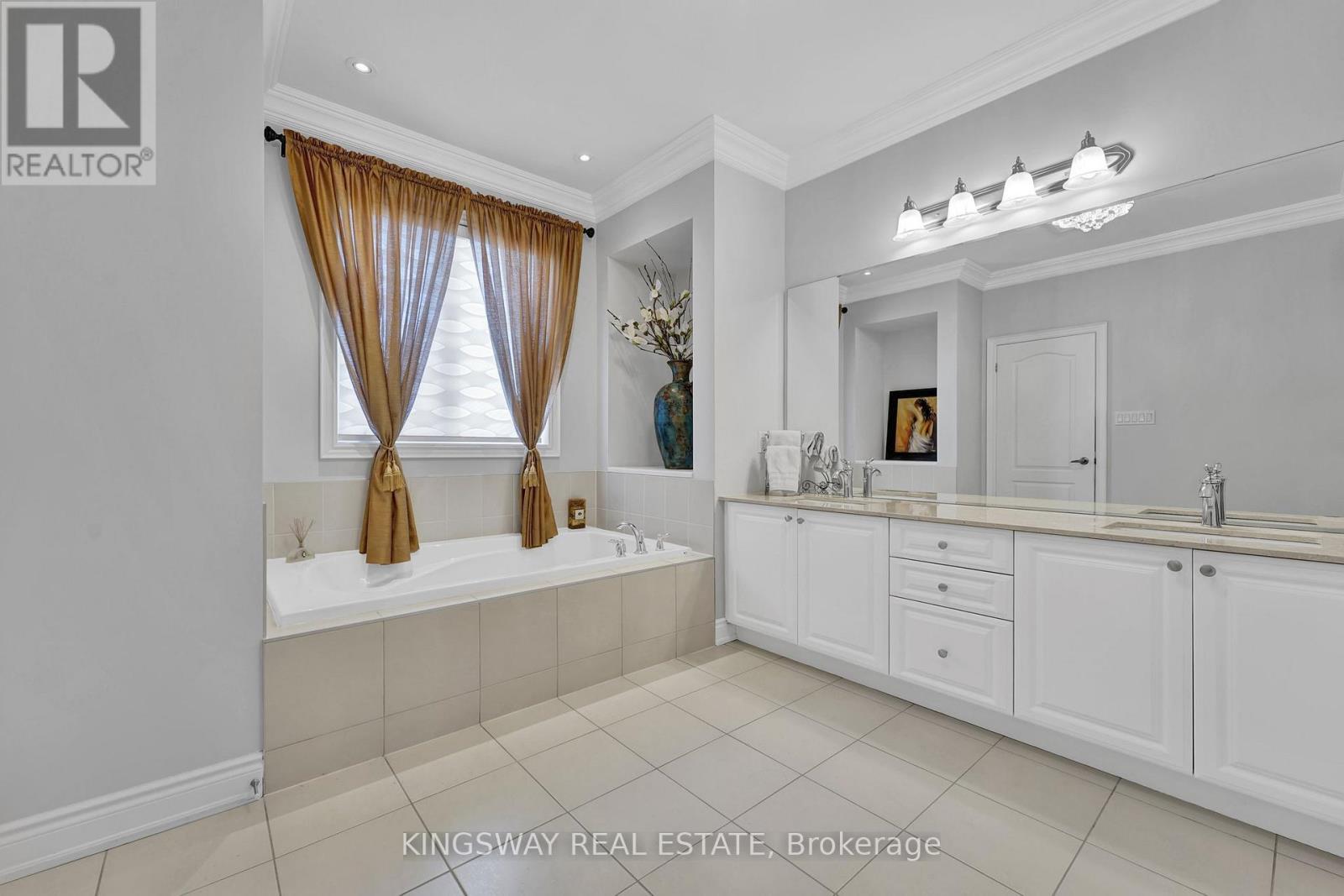 70 Bond Crescent, Richmond Hill, Ontario  L4E 3K4 - Photo 15 - N13147444