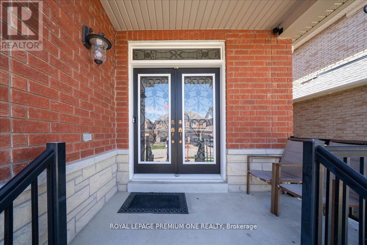 30 Monabelle Crescent, Brampton, Ontario  L6P 1W5 - Photo 4 - W13147528