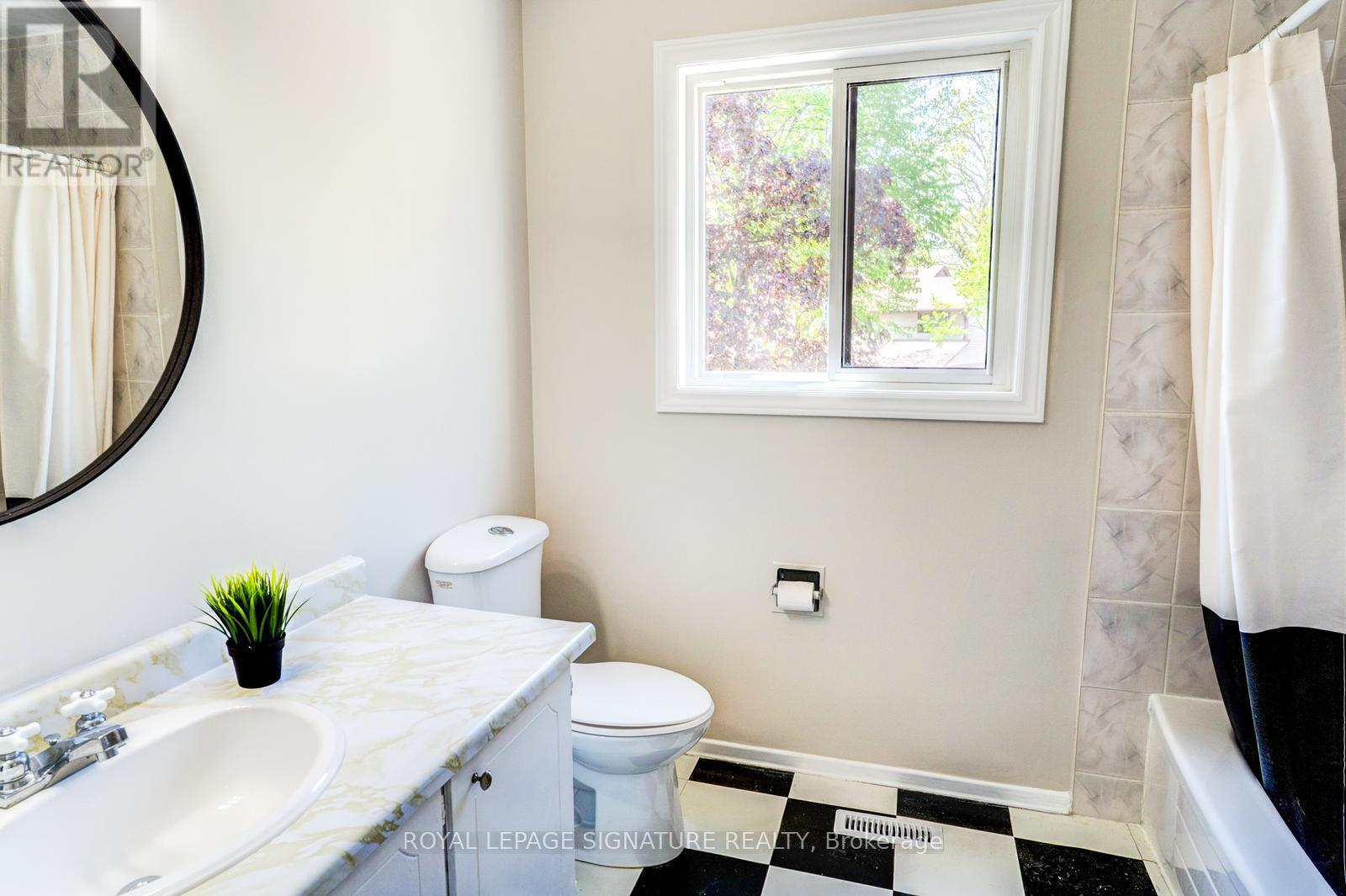 17 Mitchell Avenue, Brampton (Heart Lake West), Ontario  L6Z 1H2 - Photo 20 - W13147560