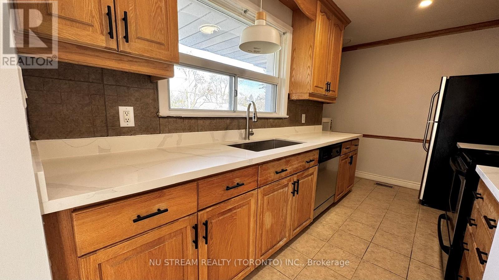 261 Essex Avenue, Richmond Hill, Ontario  L4C 2C3 - Photo 9 - N13147622