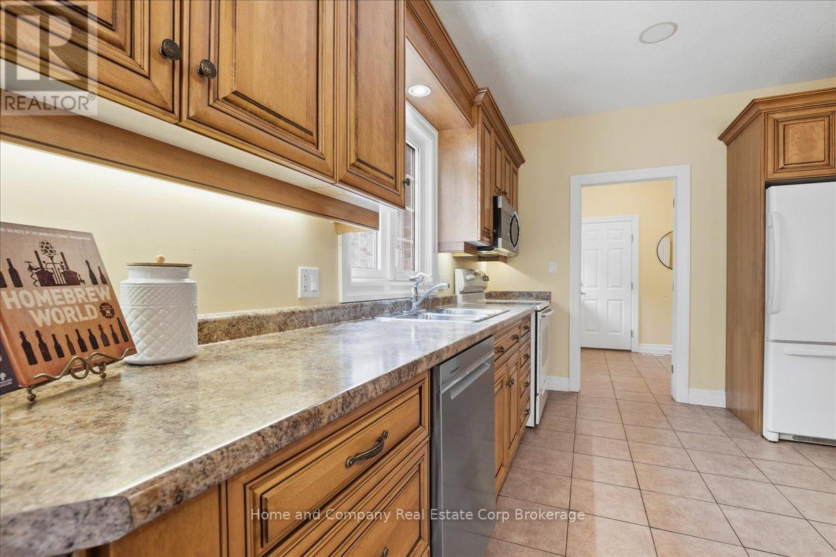 28 North Pointe Drive, Stratford, Ontario N5A 8C3 - Photo 17 - X12919364
