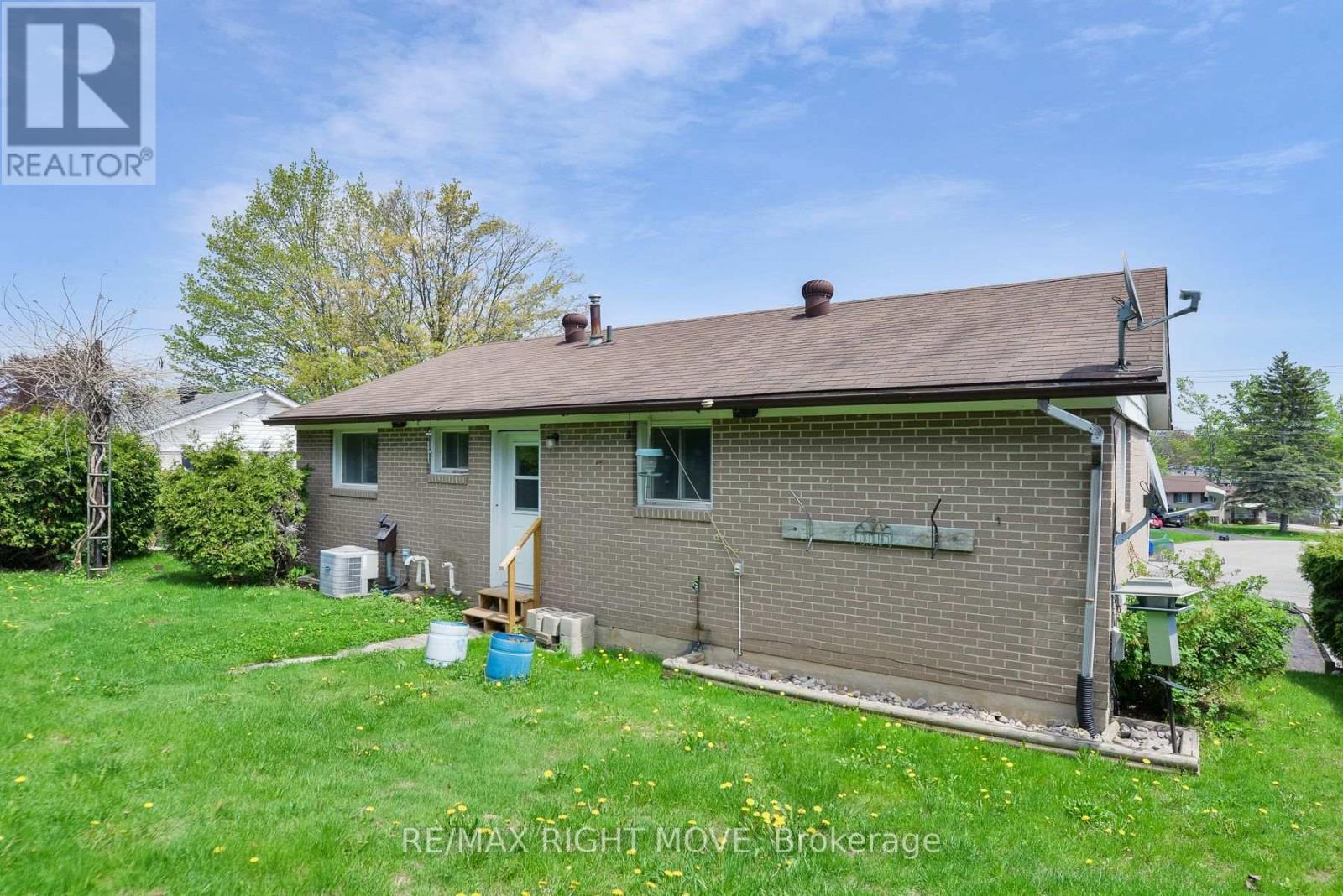 636 Mississaga Street W, Orillia, Ontario  L3V 3C6 - Photo 3 - S12964718