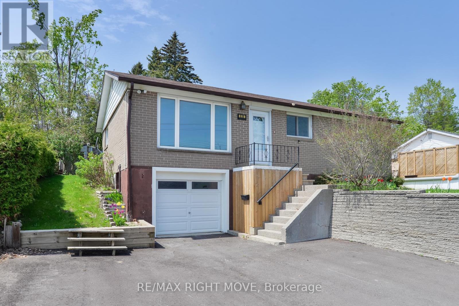 636 Mississaga Street W, Orillia, Ontario  L3V 3C6 - Photo 2 - S12964718
