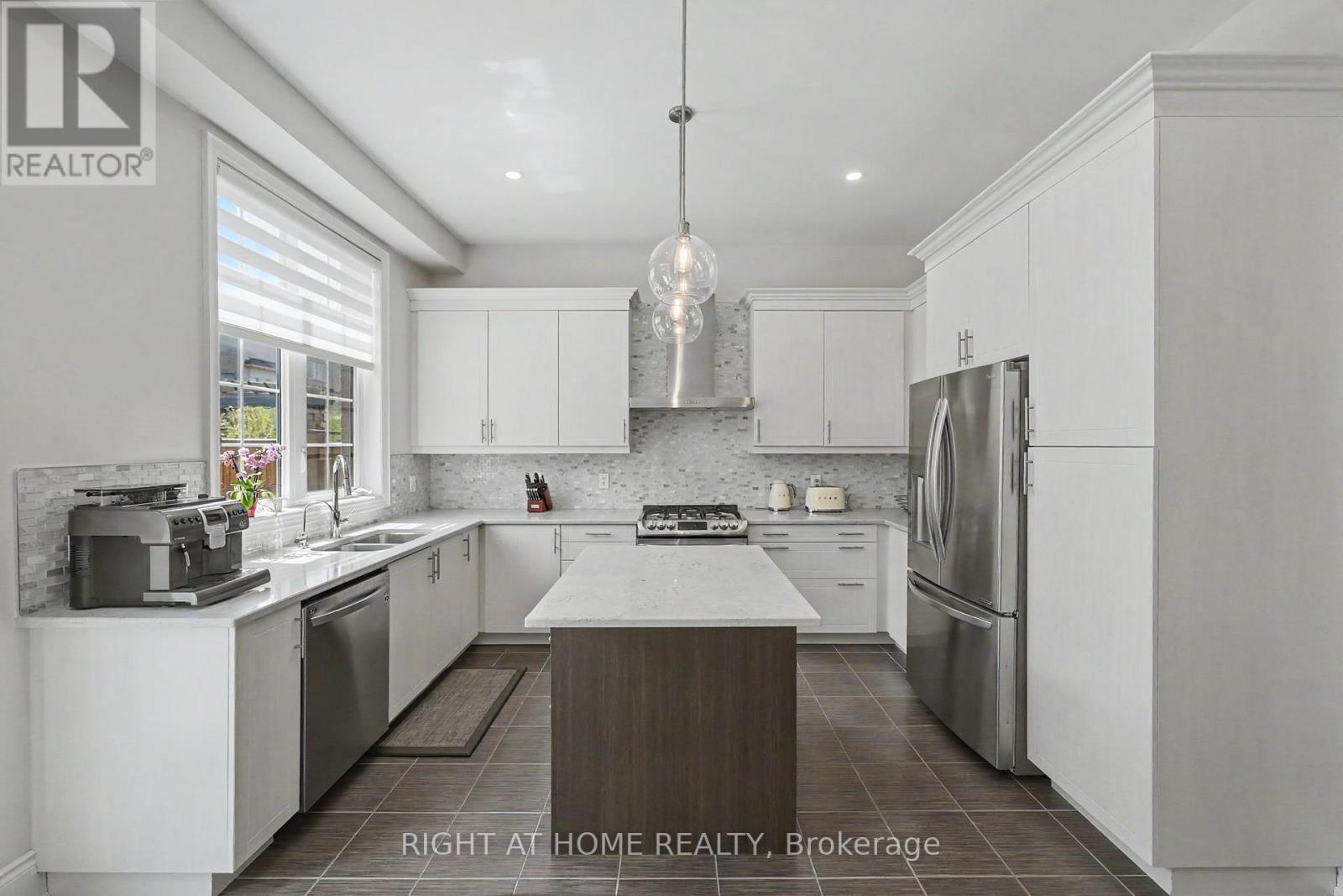5 Rossini Drive, Richmond Hill, Ontario  L4E 0R6 - Photo 4 - N13147730