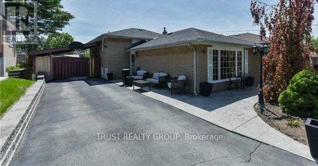 9 Del Ria Drive, Toronto, Ontario  M6L 1L9 - Photo 4 - W13146586