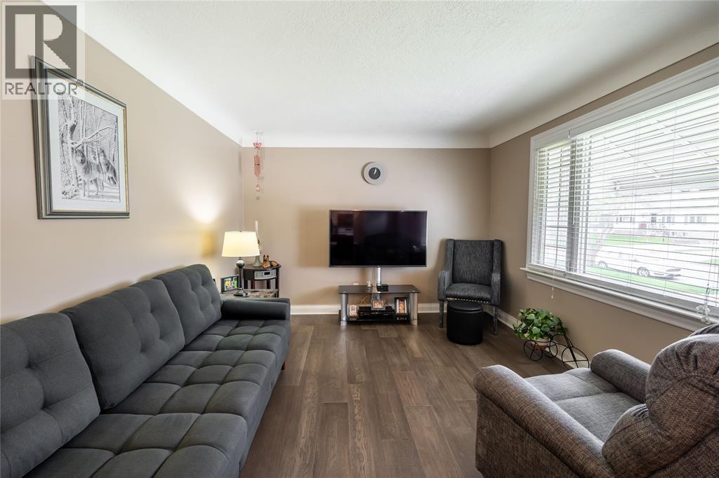 736 Southern Avenue, Sarnia, Ontario  N7T 7E3 - Photo 4 - 26011520