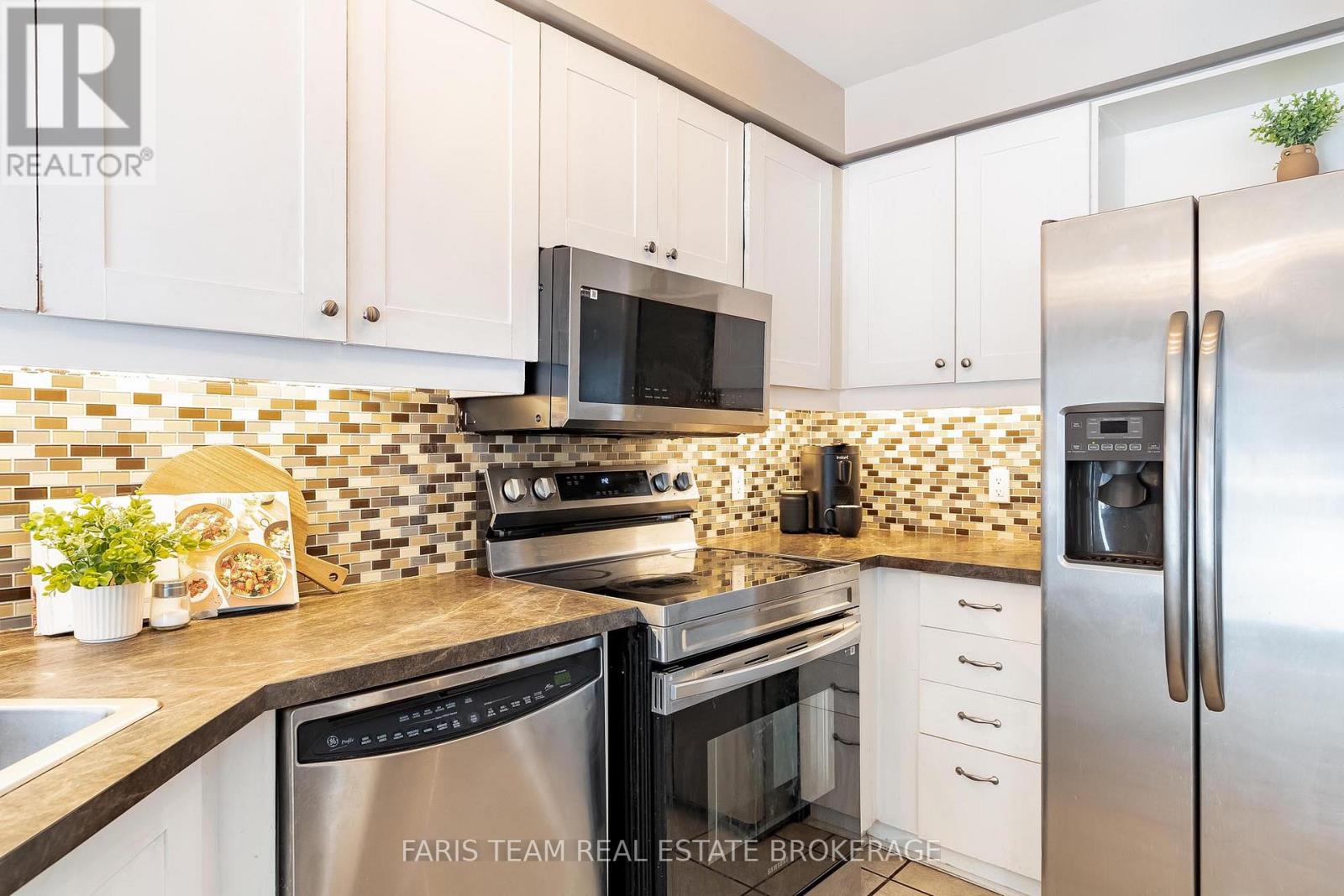 256 Ferndale Drive S, Barrie, Ontario  L4N 8J9 - Photo 7 - S13147796