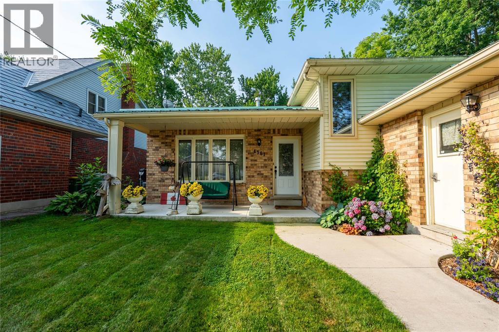 4361 Third Street, Petrolia, Ontario  N0N 1R0 - Photo 1 - 26007555