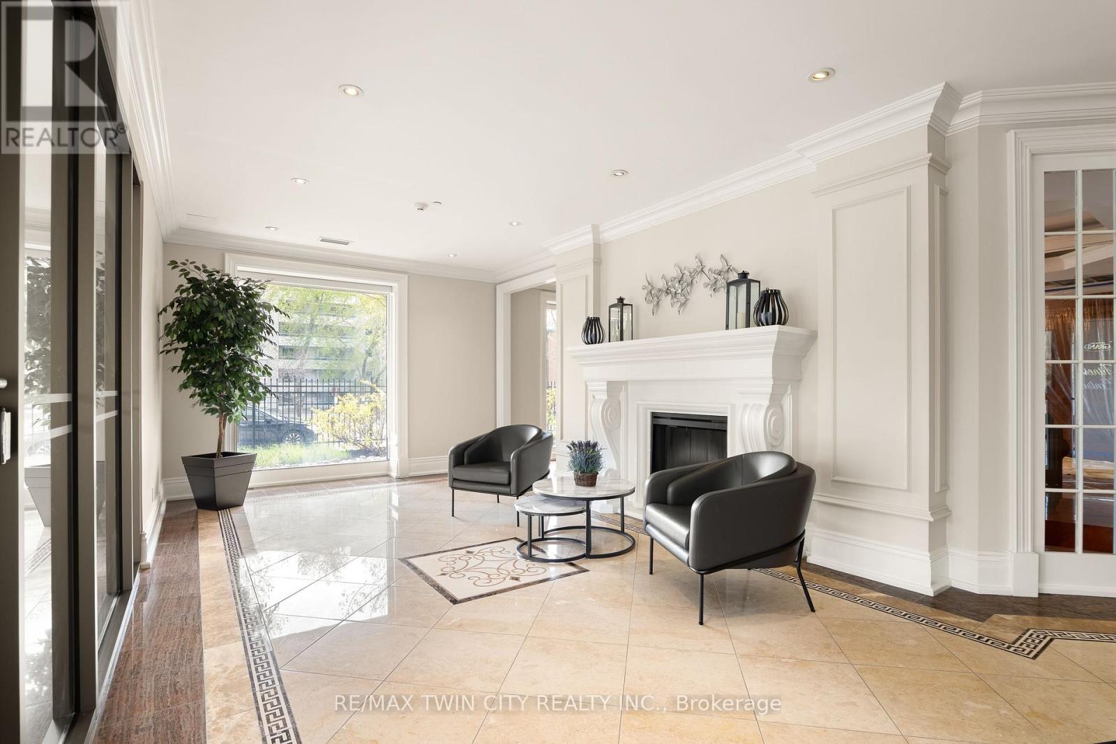 405 - 223 Erb Street W, Waterloo, Ontario  N2L 0B3 - Photo 3 - X13147752