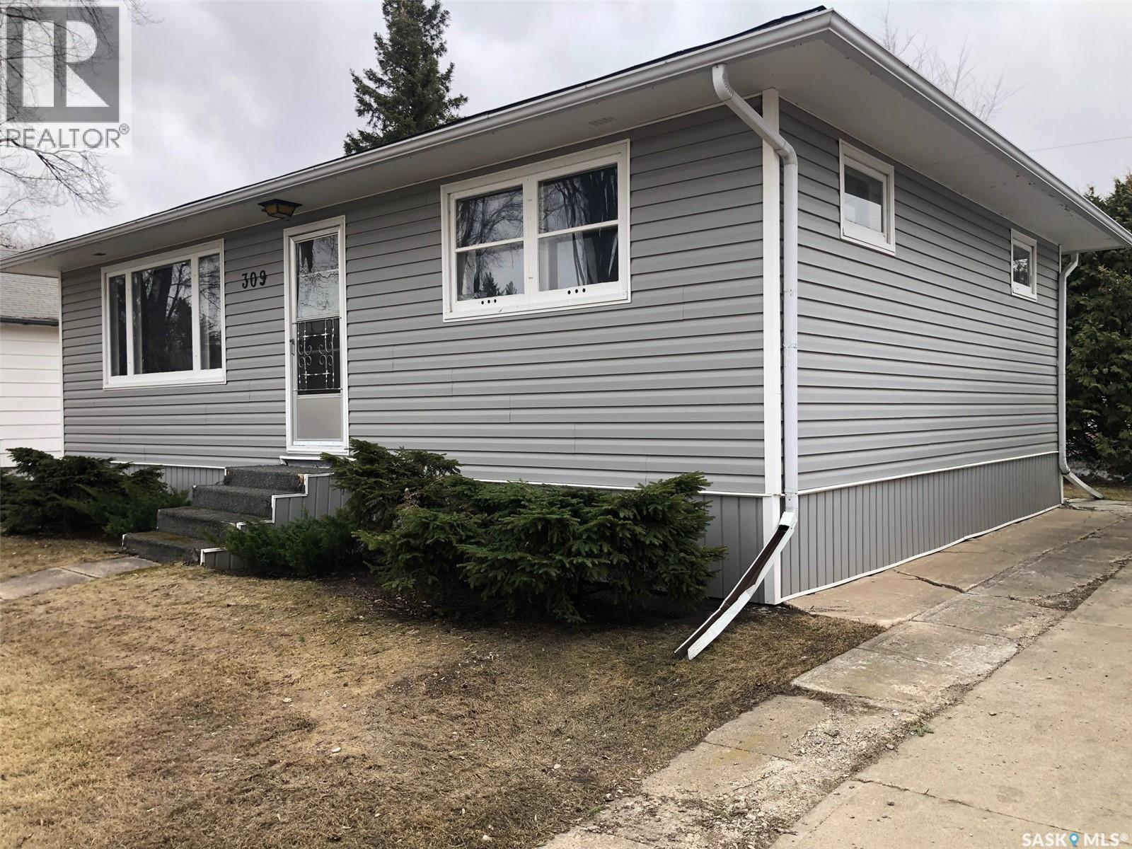 309 Fifth Avenue E, Canora, Saskatchewan  S0A 0L0 - Photo 3 - SK034784