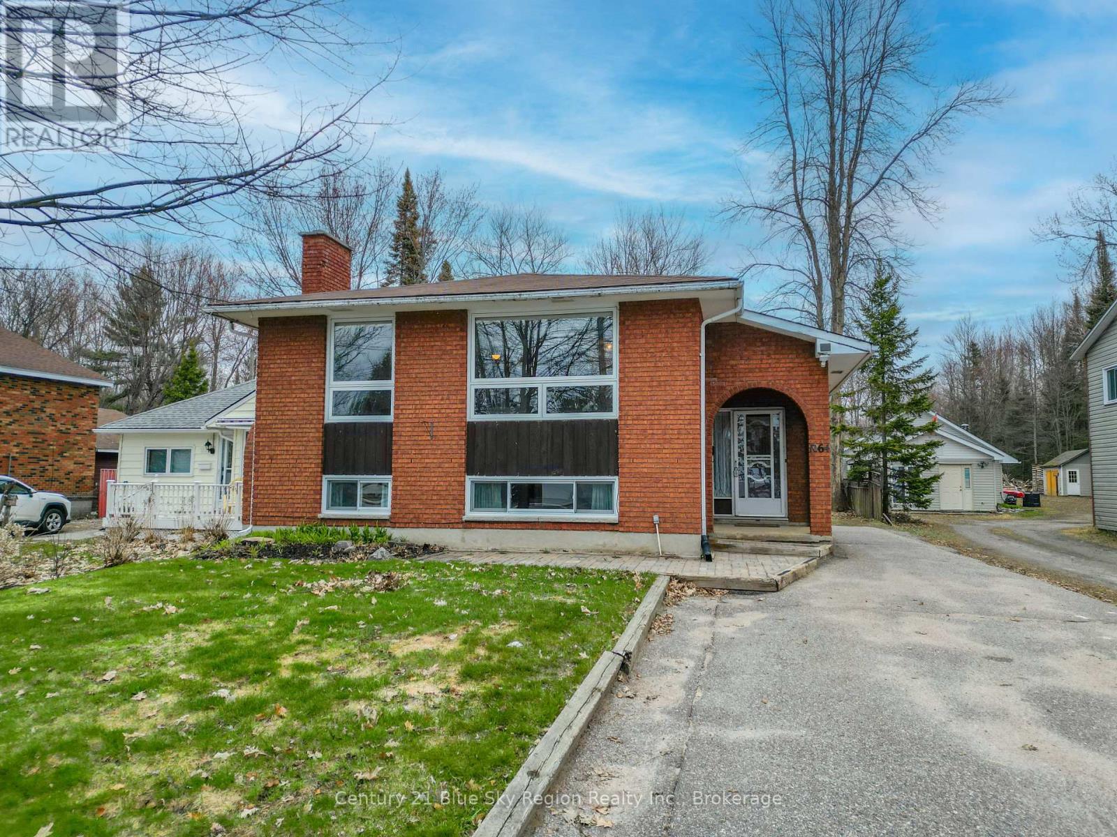 1064 Premier Road, North Bay, Ontario  P1A 2J1 - Photo 1 - X13148072