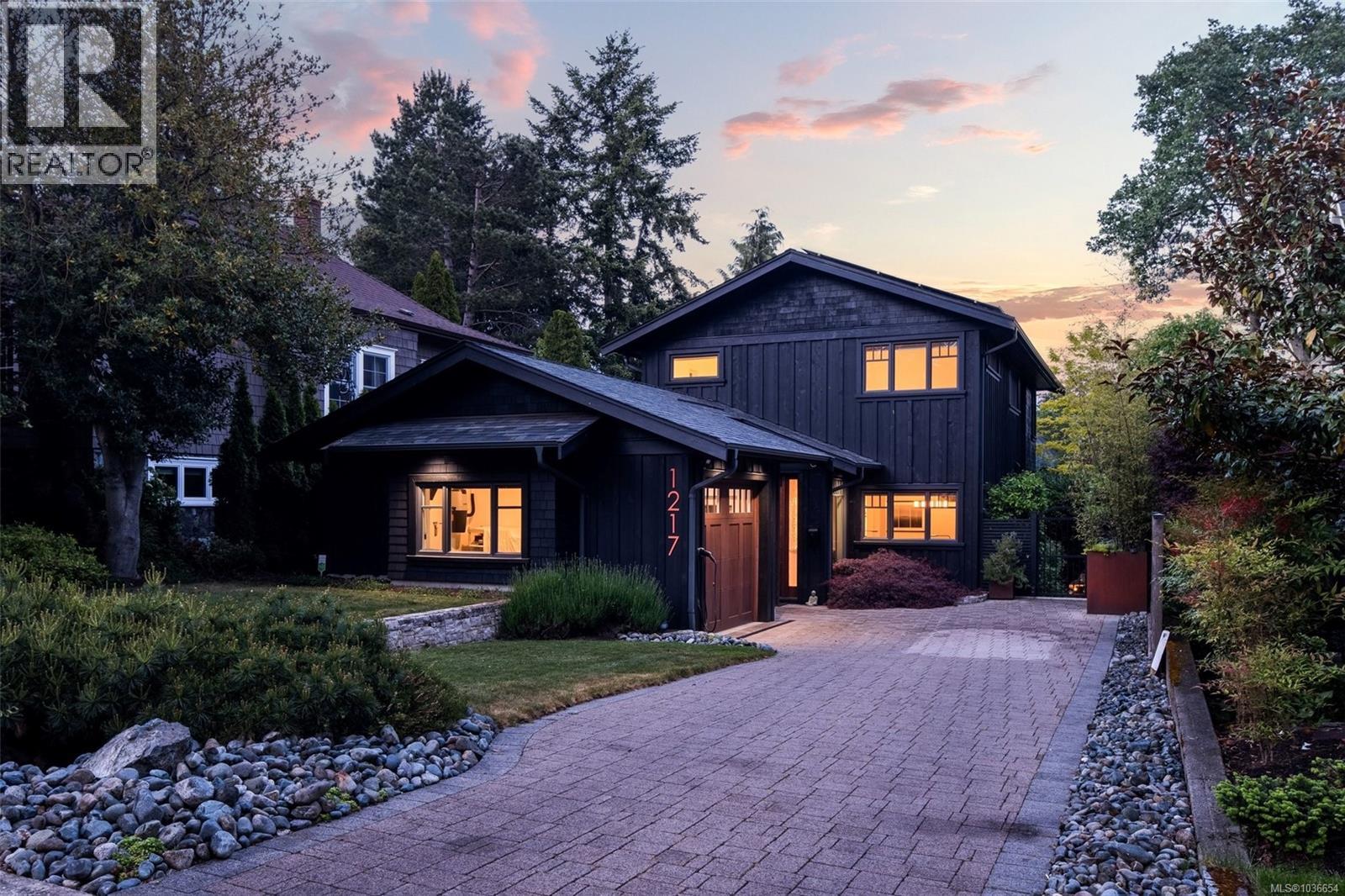 1217 Hewlett Pl, Oak Bay, British Columbia  V8S 4P6 - Photo 1 - 1036654