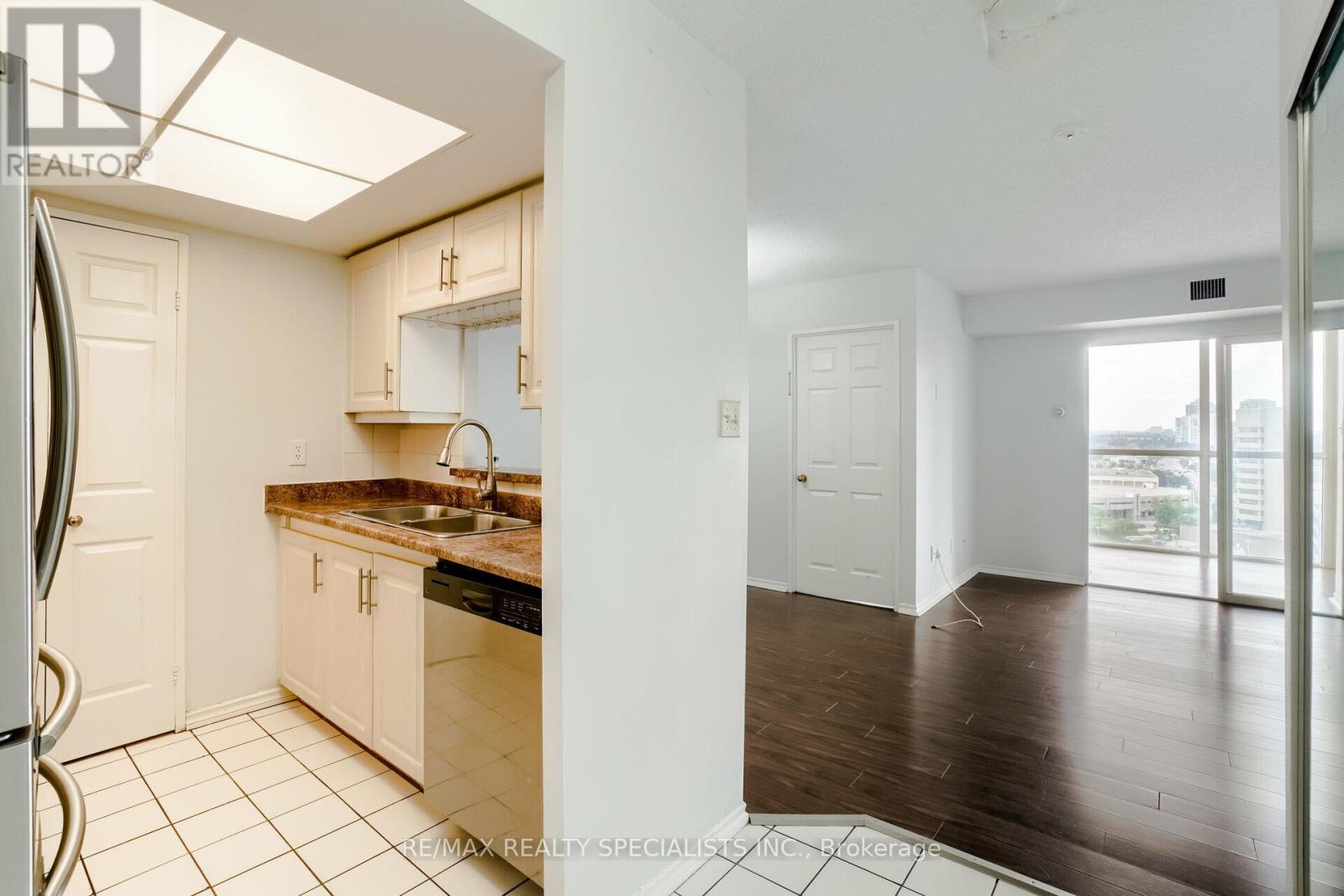 1808 - 265 Enfield Place, Mississauga, Ontario  L5B 3Y6 - Photo 8 - W13148074