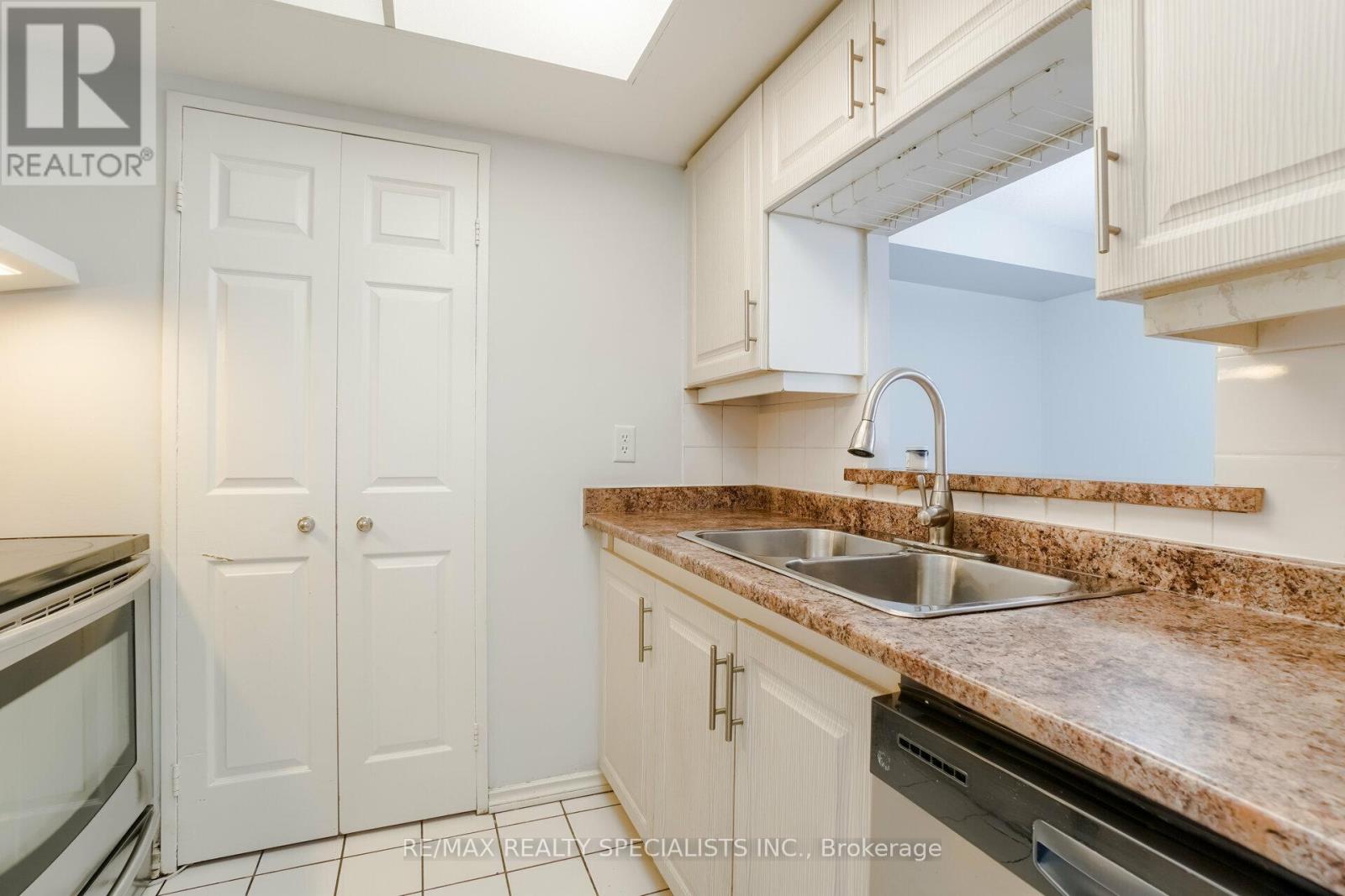 1808 - 265 Enfield Place, Mississauga, Ontario  L5B 3Y6 - Photo 9 - W13148074