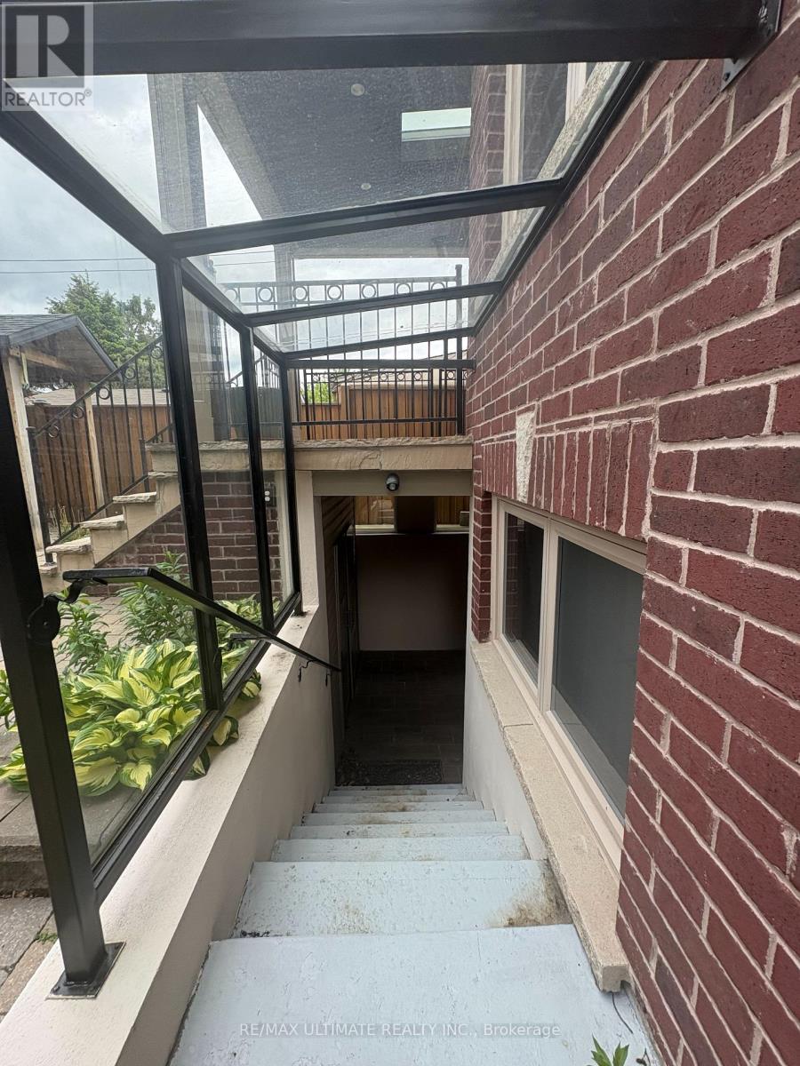2 Lower - 1166 Glengrove Avenue W, Toronto, Ontario  M6B 2K4 - Photo 4 - W13036210
