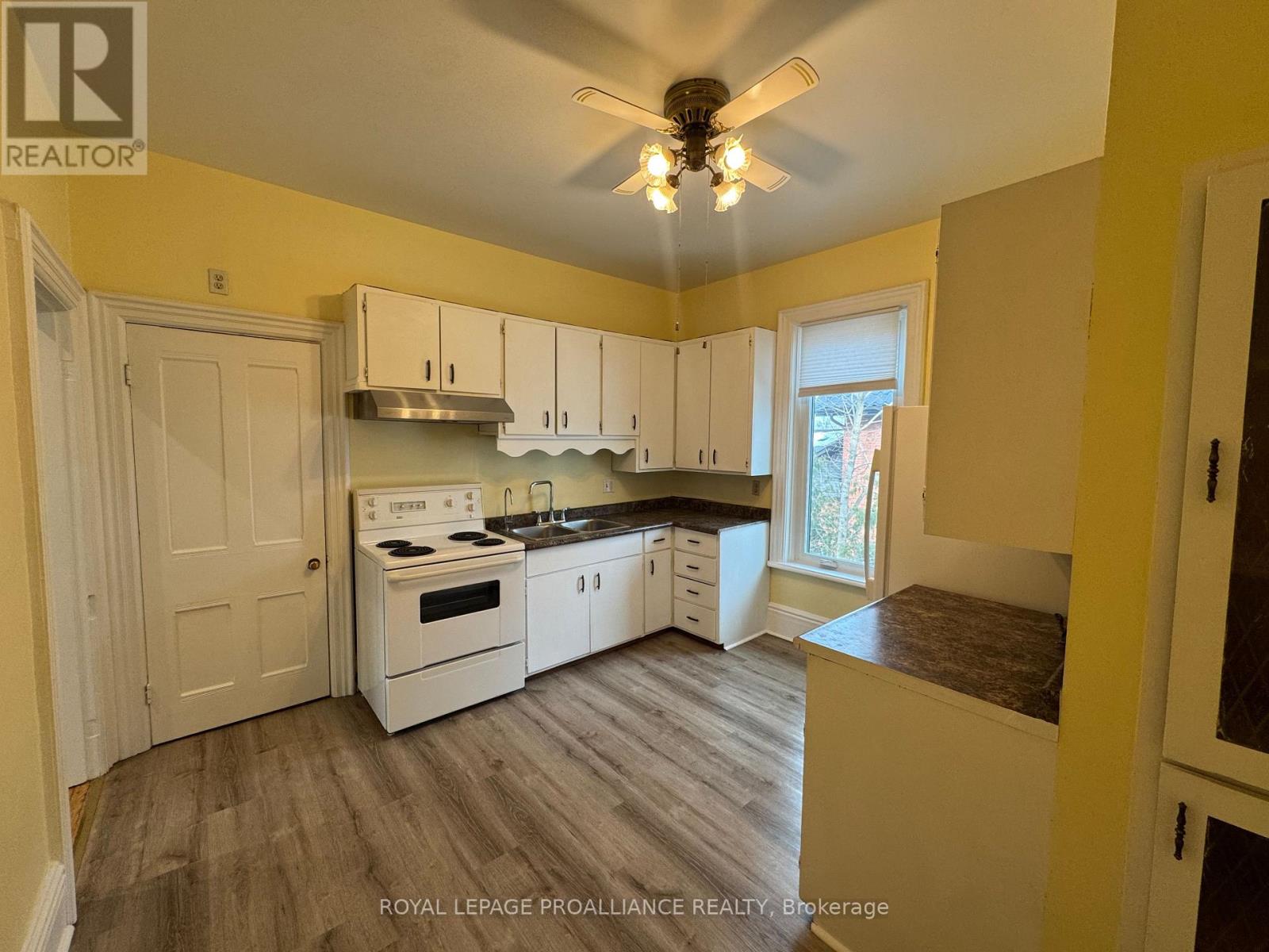 36 Sussex Street N, Kawartha Lakes, Ontario  K9V 3N7 - Photo 11 - X12850542