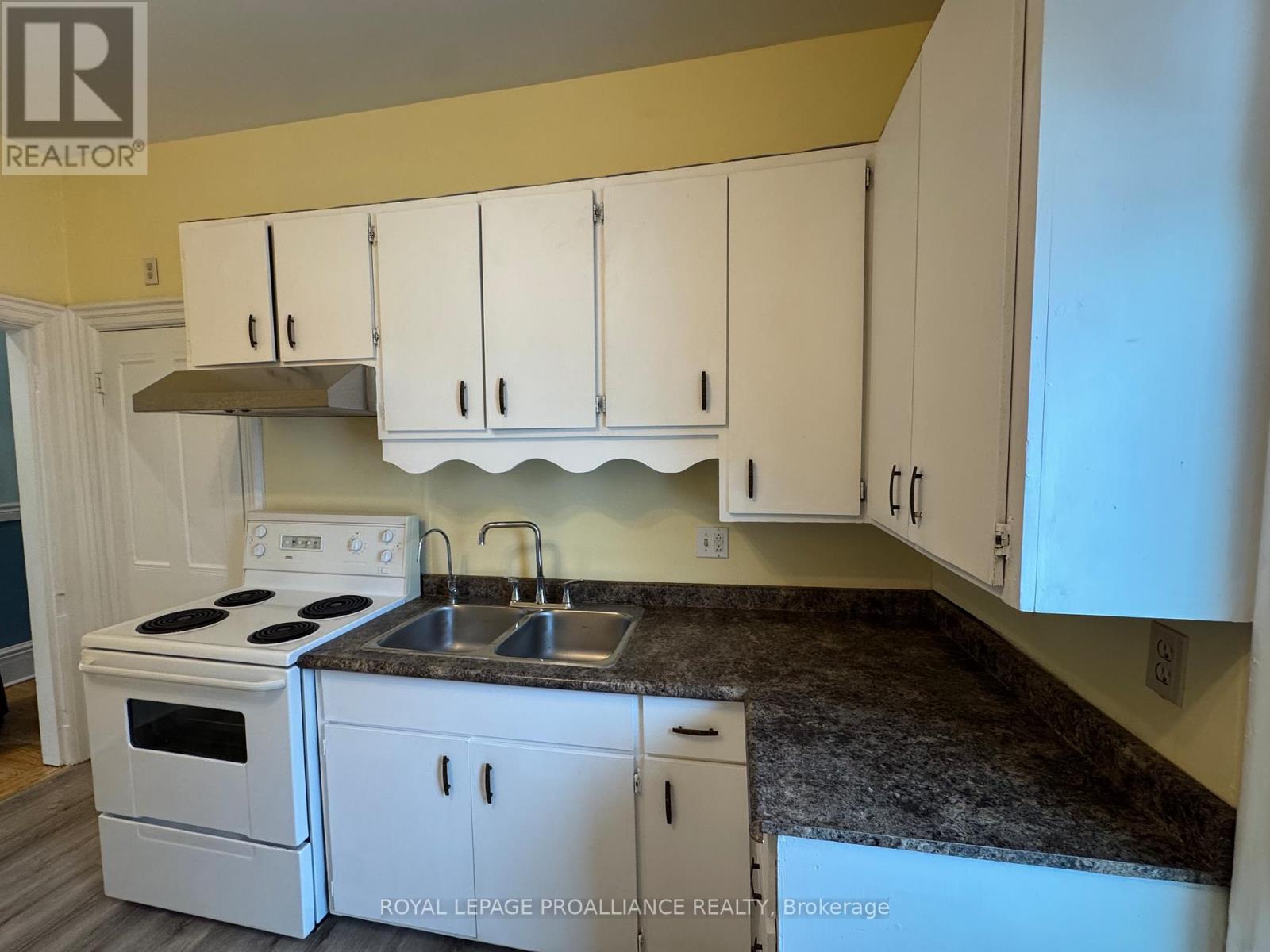 36 Sussex Street N, Kawartha Lakes, Ontario  K9V 3N7 - Photo 12 - X12850542