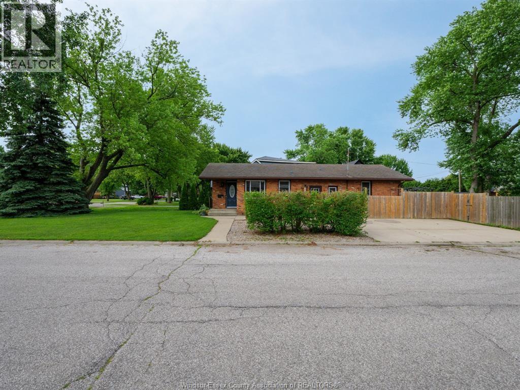 305 Edgewater Boulevard, Tecumseh, Ontario  N8N 2G9 - Photo 4 - 26011541