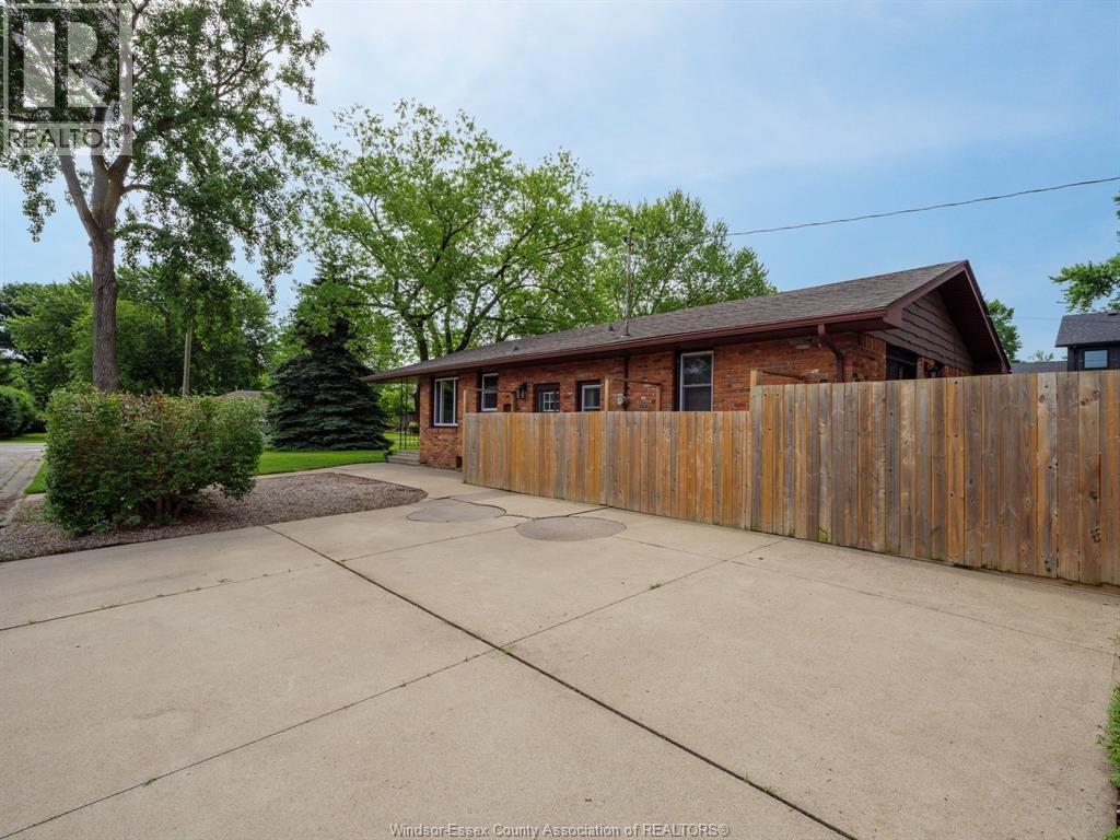 305 Edgewater Boulevard, Tecumseh, Ontario  N8N 2G9 - Photo 5 - 26011541