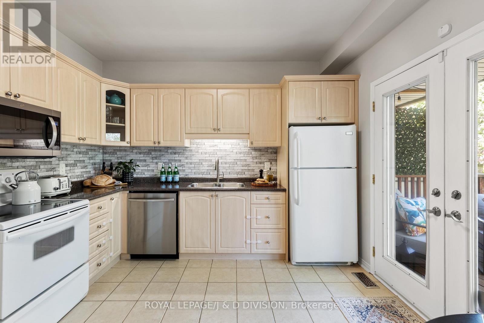 446 Sammon Avenue, Toronto, Ontario M4J 2B2 - Photo 17 - E13148214