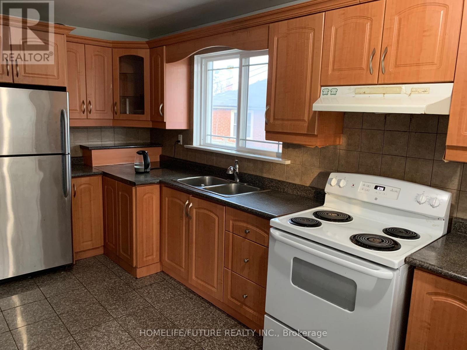 Main - 1 Maxim Crescent, Toronto, Ontario  M1P 1Y1 - Photo 5 - E13148242