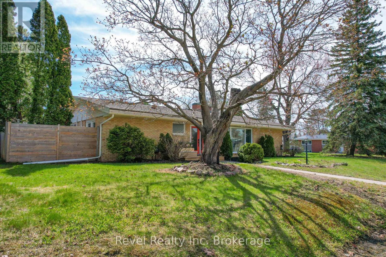 905 Pinewood Road, North Bay, Ontario  P1B 4P2 - Photo 2 - X13142126